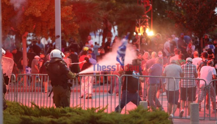 ΔΕΘ: Πέτρες και χημικά στη Νέα Παραλία-Τέσσερις συλλήψεις και μία προσαγωγή