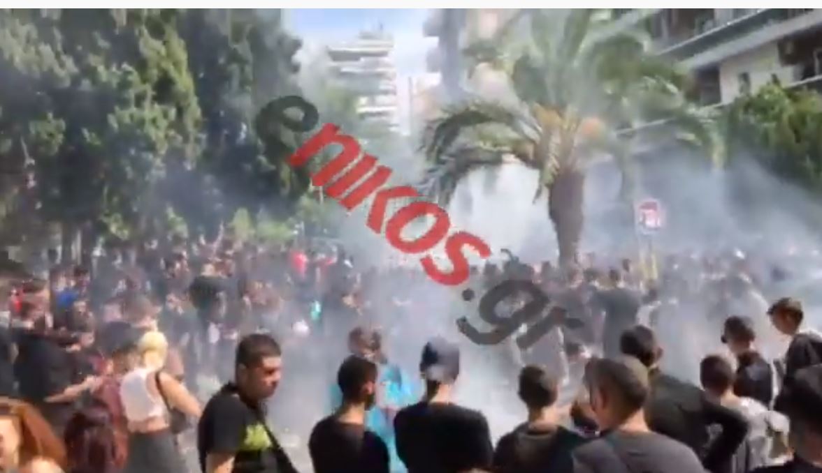 Mad Clip: Λαοθάλασσα στην κηδεία του – Με τραγούδια το τελευταίο αντίο