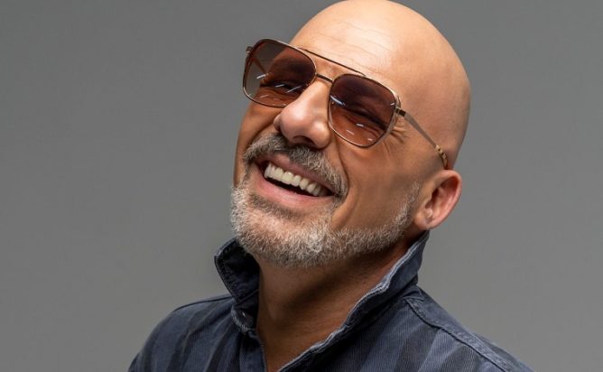 Νίκος Μουτσινάς