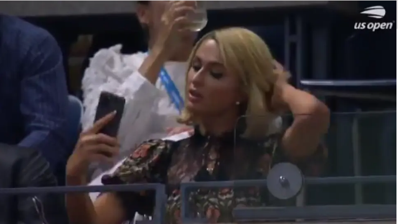 US OPEN: Η Πάρις Χίλτον έβγαζε selfie την ώρα που έπαιζε ο Τζόκοβιτς – ΒΙΝΤΕΟ