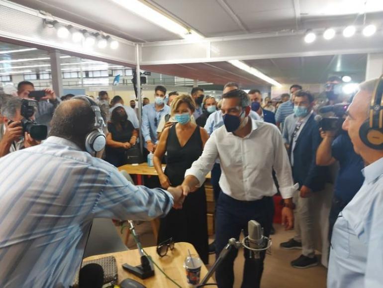 Αλέξης Τσίπρας στη ΔΕΘ: Η στάση σε περίπτερο ραδιοφωνικού σταθμού και το “καλησπέρα” στους ακροατές