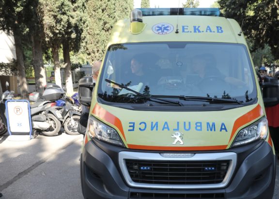 Ασθενοφόρο ΕΚΑΒ Πετρούπολη