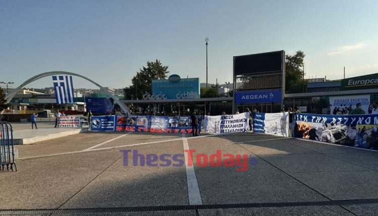 ΔΕΘ: Συγκέντρωση αστυνομικών με πανό «Μας γονατίσατε»