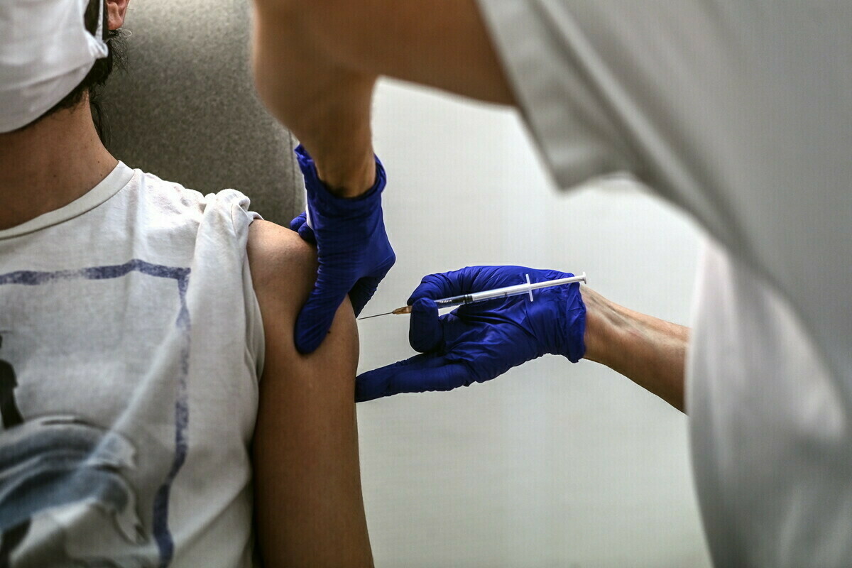 Εξετάζεται η πιθανότητα να δοθεί έξτρα κίνητρο στους 15-17 ετών για να εμβολιαστούν