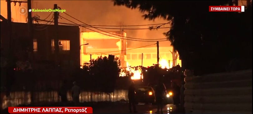 Ασπρόπυργος: Μεγάλη φωτιά σε εργοστάσιο ξυλείας – “Μάχη” για να μην επεκταθεί – ΒΙΝΤΕΟ