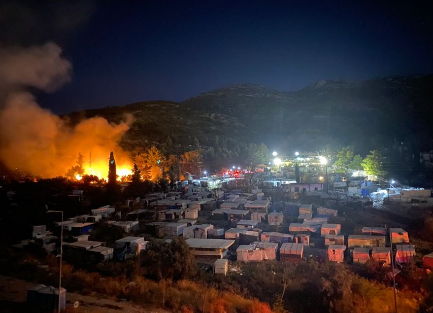 Φωτιά στη δομή προσφύγων στο Βαθύ της Σάμου