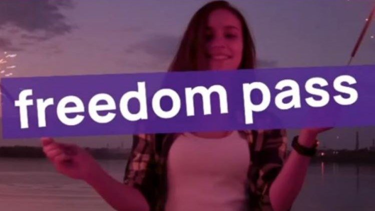 Freedom Pass: Αυτά θα είναι τα «δώρα» στους ανήλικους 15-17 ετών για να εμβολιαστούν