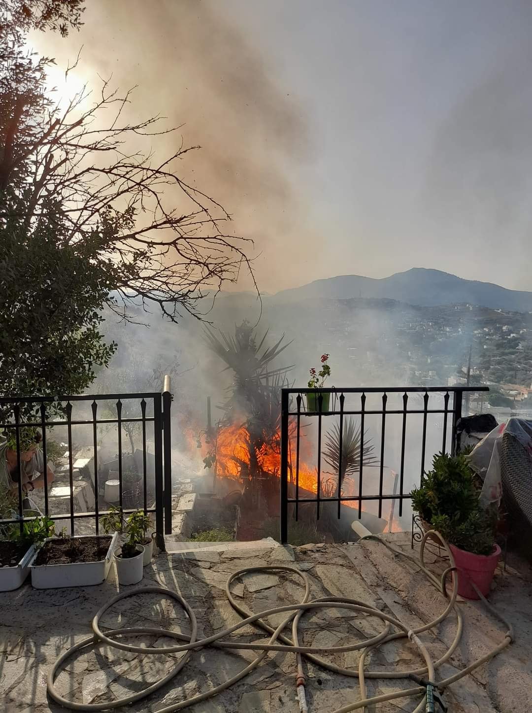 έκρηξη φωτιά καλύβια