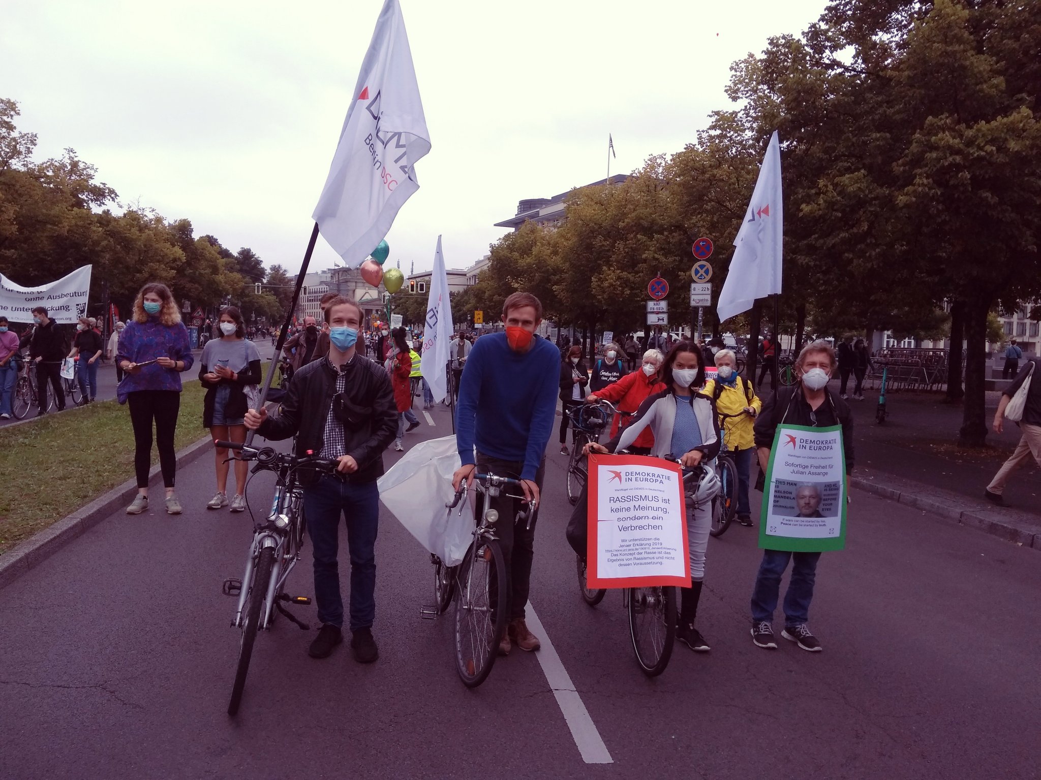 Χιλιάδες άνθρωποι διαδήλωσαν στη Γερμανία εναντίον των πολιτικών της άκρας δεξιάς