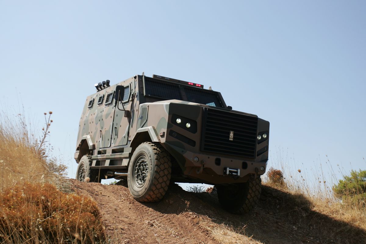Ο Στρατός δοκίμασε το πρώτο ελληνικό θωρακισμένο «τζιπ» στη «φωλιά» των τεθωρακισμένων