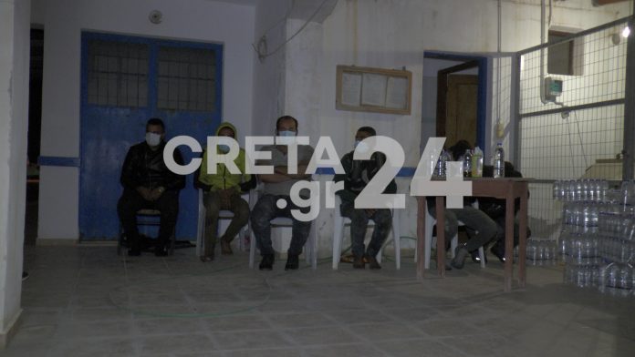 Κρήτη: Πλοίο με 150 μετανάστες από το Αφγανιστάν στην Παλαιοχώρα