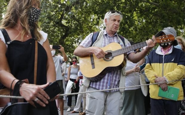 Κρήτη: Ποιος είναι ο Γερμανός που παίζει Μίκη Θεοδωράκη με την κιθάρα του – ΒΙΝΤΕΟ