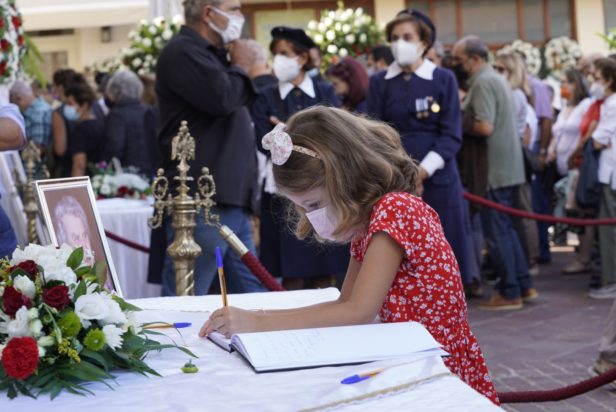 Μίκης Θεοδωράκης κοριτσάκι