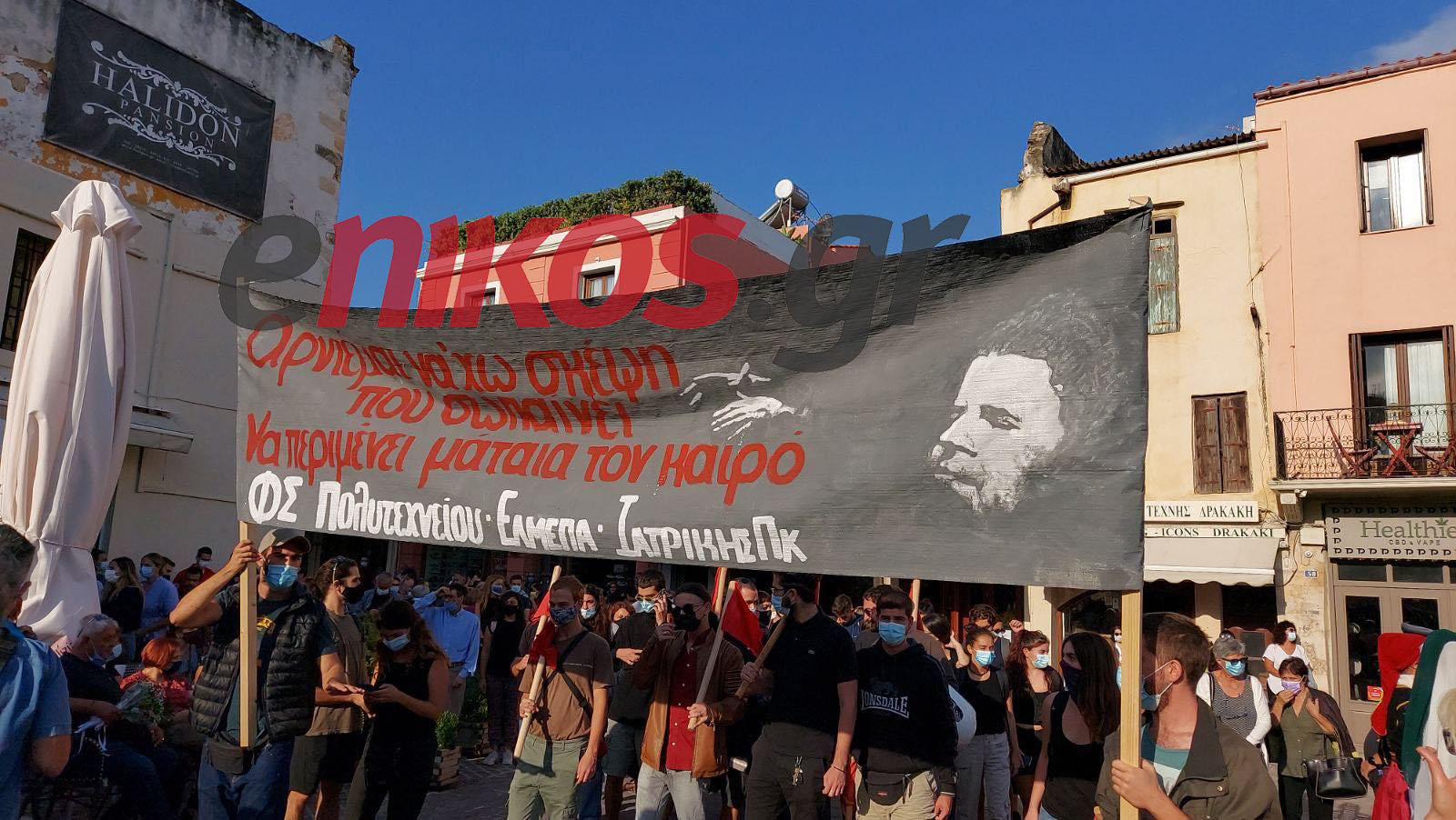 Μίκης Θεοδωράκης: Το πανό που κρατούσαν φοιτητές έξω από την Μητρόπολη
