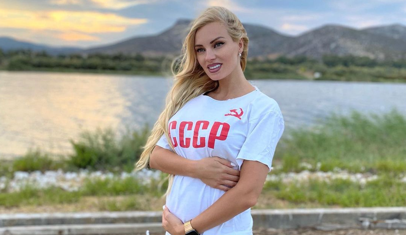 Χαμός στο Twitter για την πόζα της Νόβα με μπλούζα της Σοβιετικής Ένωσης
