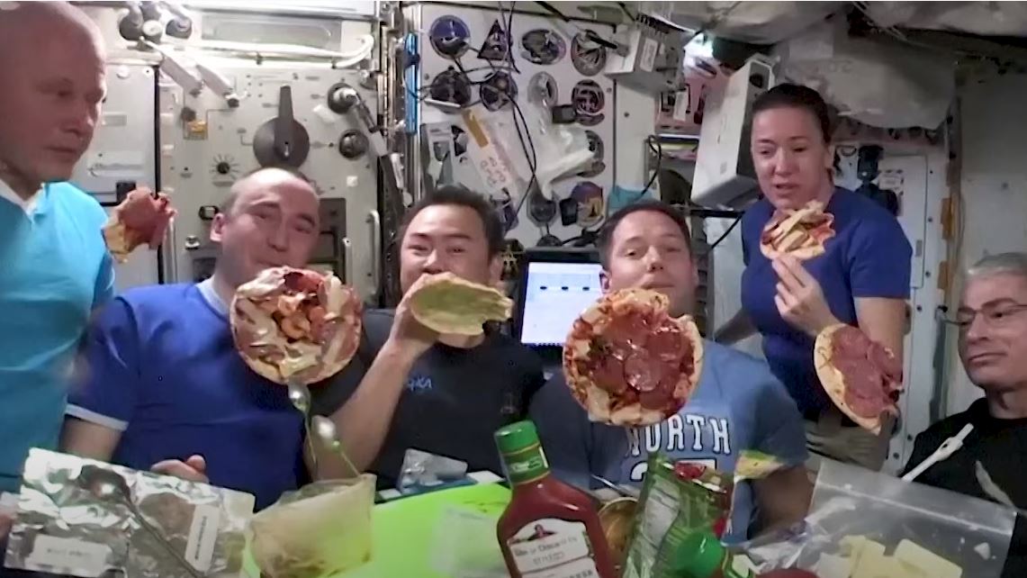 Πώς είναι μία βραδιά πίτσας στον Διεθνή Διαστημικό Σταθμό – ΒΙΝΤΕΟ