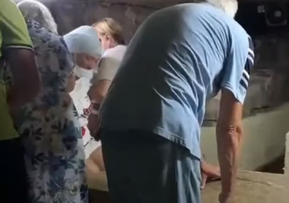 Κύπρος: Viral το ΒΙΝΤΕΟ με τουρίστρια που… σφήνωσε μέσα στη σαρκοφάγο του Αγίου Λαζάρου