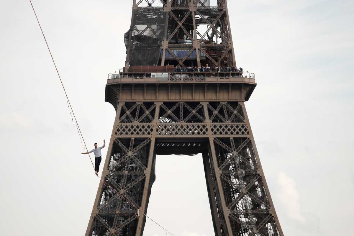 Μοναδικό θέαμα στο Παρίσι: Από τον Πύργο του Άιφελ στον Σηκουάνα πάνω σε έναν ιμάντα