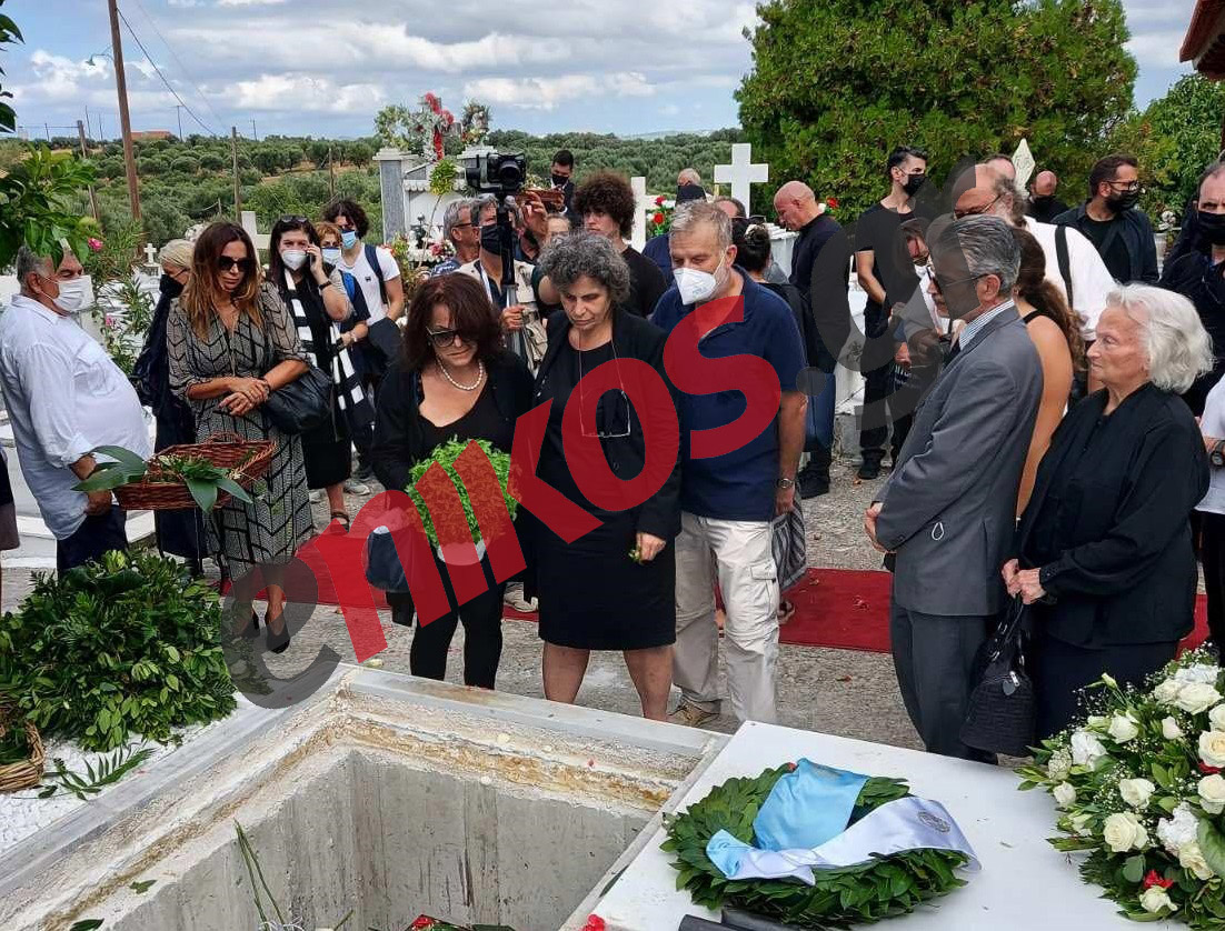 Μίκης Θεοδωράκης: Η Μαργαρίτα πάνω από τον τάφο του πατέρα της – ΦΩΤΟ