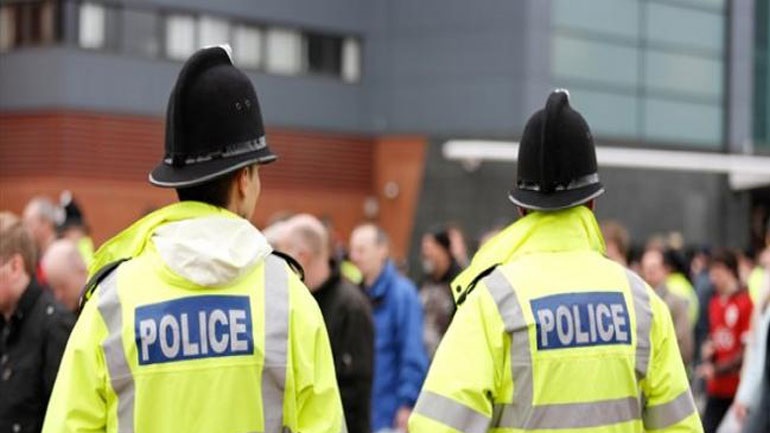 Βρετανία: Δύο γυναίκες κατηγορούνται για τρομοκρατία επειδή φορούσαν αυτοκόλλητα με σύμβολα της Χαμάς