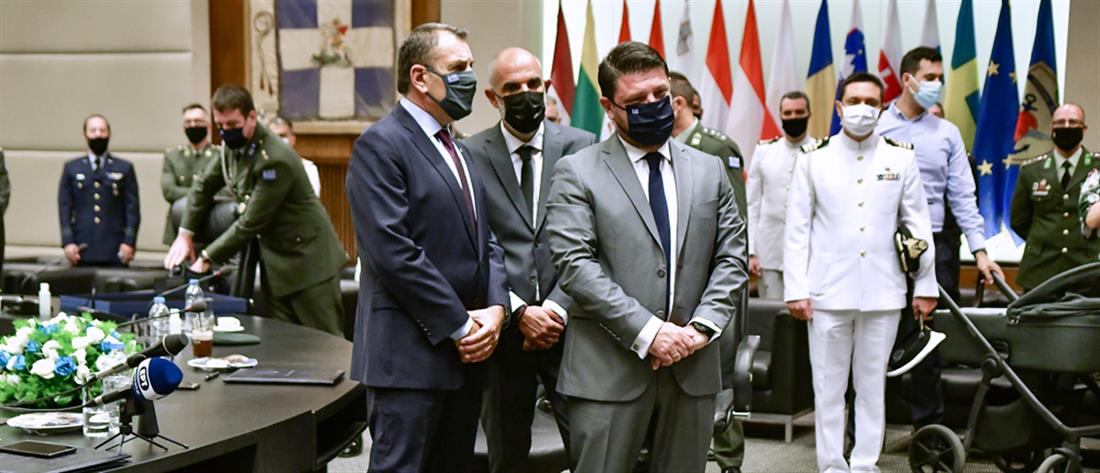 Τελετή παράδοσης – παραλαβής στο υπουργείο Εθνικής Άμυνας: Ο Χαρδαλιάς, η συγκίνηση και το εγγόνι του Στεφανή