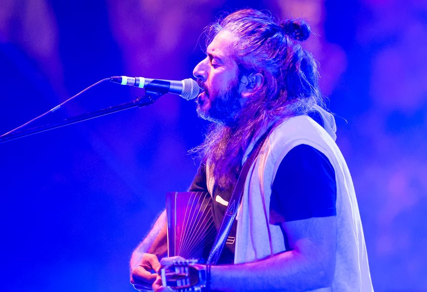 Γιάννης Χαρούλης: Το συγκλονιστικό “αντίο” στον Μίκη Θεοδωράκη σε συναυλία του