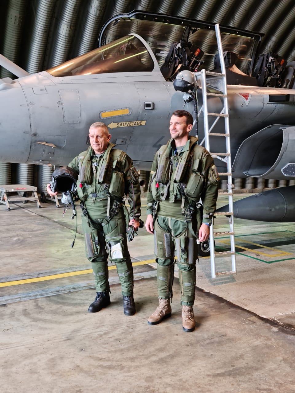 Βίντεο από την πτήση με Rafale του Αρχηγού ΓΕΕΘΑ – Τον παρασημοφόρησε ο Γάλλος Αρχηγός