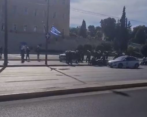 Συναγερμός έξω από τη Βουλή: Αγροτικό έφτασε μπροστά στον “Άγνωστο Στρατιώτη”