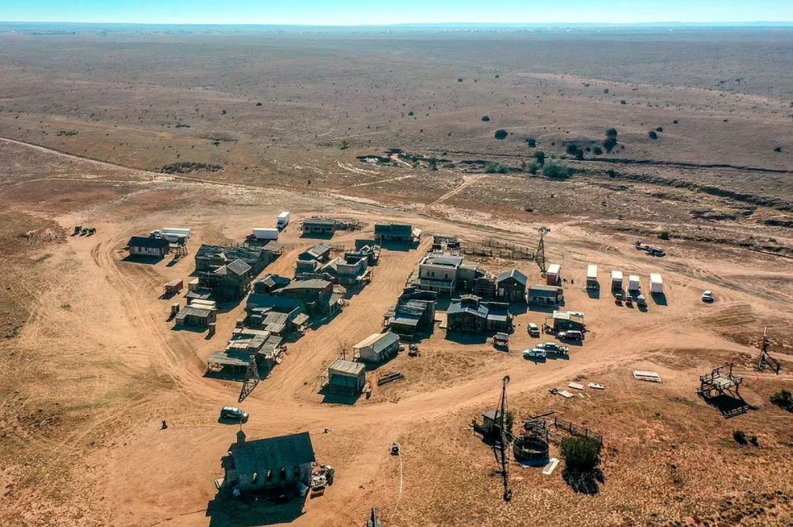 Άλεκ Μπάλντουιν: Νέο “χτύπημα” για την ταινία “Rust” – Mέλος του συνεργείου κινδυνεύει να χάσει το χέρι του