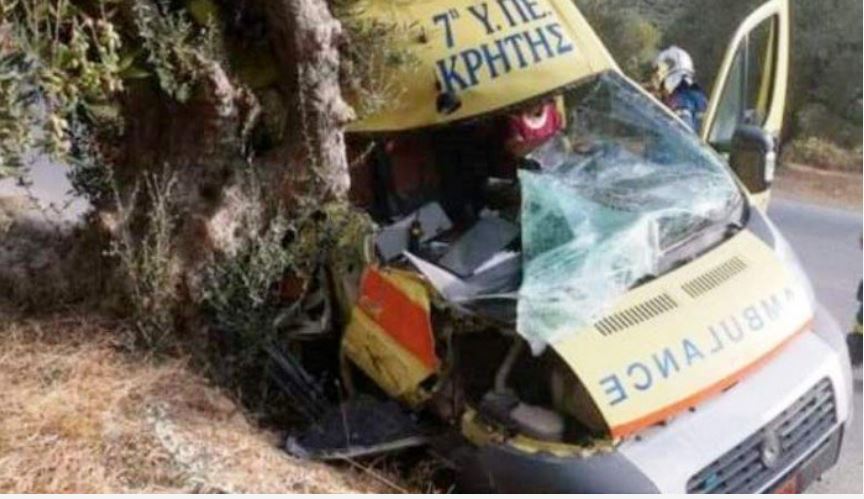 τροχαίο στην Κρήτη - ασθενοφόρο