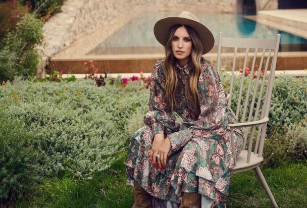 Αθηνά Οικονομάκου