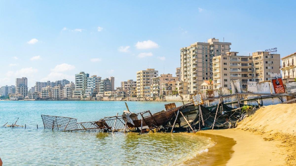 Συνεχίζονται οι προκλήσεις της Τουρκίας στην Κύπρο: Μπήκαν μπουλντόζες στα Βαρώσια – ΒΙΝΤΕΟ