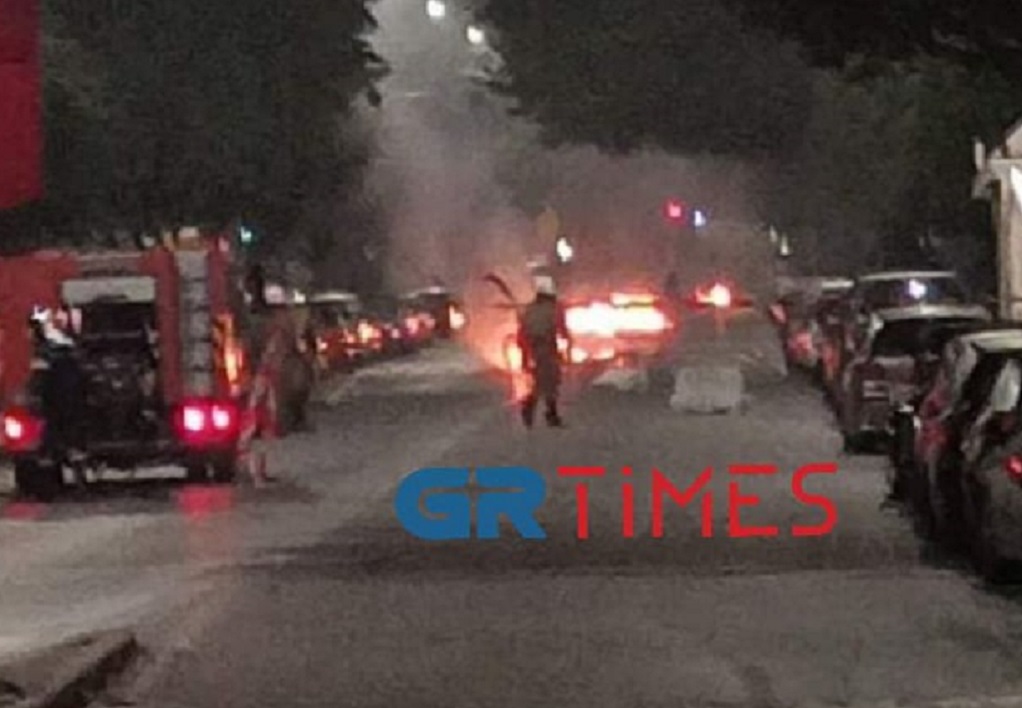 Επεισόδια στη Θεσσαλονίκη: Μολότοφ κατά αστυνομικών και καμένα αυτοκίνητα – ΦΩΤΟ&ΒΙΝΤΕΟ