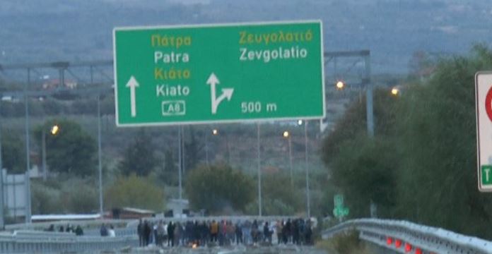 Έκλεισε η Εθνική Οδός: Ρομά πετούν πέτρες σε αυτοκίνητα – Ουρές χιλιομέτρων