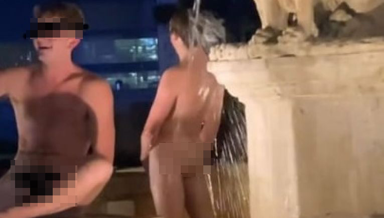 Κρήτη: Βούτηξαν γυμνοί σε σιντριβάνι στο κέντρο του Ηρακλείου