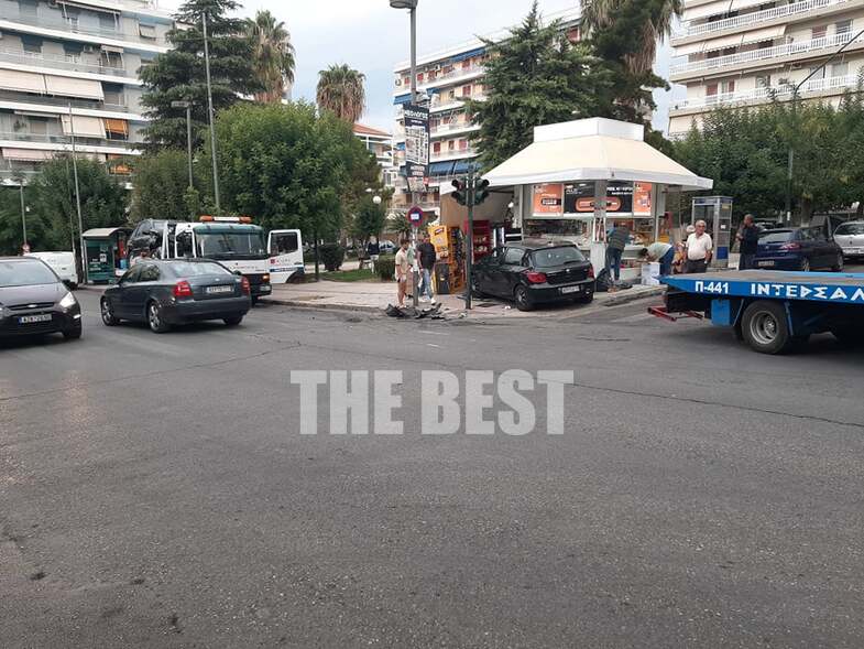 Πάτρα: Αυτοκίνητο παραλίγο να… εμβολίσει περίπτερο