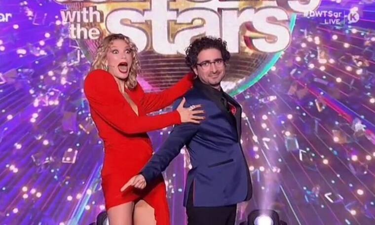 DWTS: Το κατακόκκινο βαθύ ντεκολτέ της Βίκυς Καγιά και το παραλίγο ατύχημα