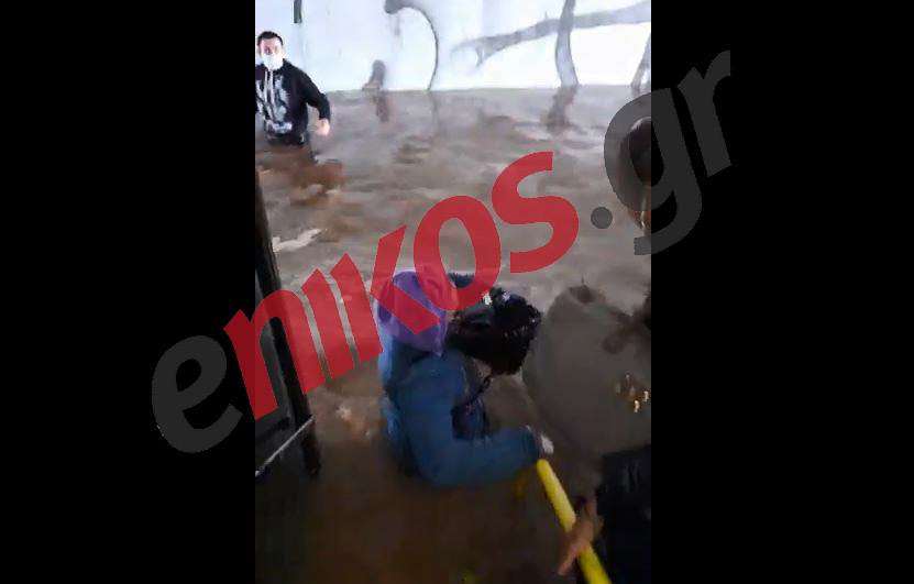Κακοκαιρία “Μπάλλος”: ΒΙΝΤΕΟ μέσα από το βυθισμένο λεωφορείο – Τι λέει επιβάτης στο enikos.gr