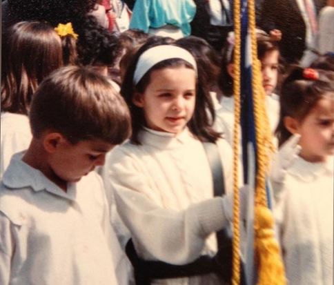 Η πιτσιρίκα σημαιοφόρος είναι σήμερα διάσημη παρουσιάστρια – Την αναγνωρίζεις;