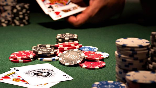 Καλλιθέα: Είκοσι τρεις συλλήψεις σε κατάστημα που είχε μετατραπεί σε “μίνι καζίνο”