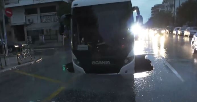 Θεσσαλονίκη: Άνοιξε η γη και “κατάπιε” λεωφορείο – Τρόμος για τους επιβάτες