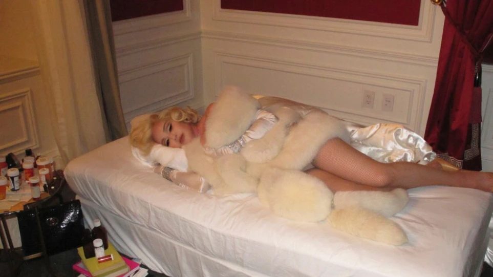 Νέα “πρόκληση” της Μαντόνα: Αναπαριστά τον θάνατο της Μέριλιν Μονρόε και δείχνει τα οπίσθια της – ΦΩΤΟ