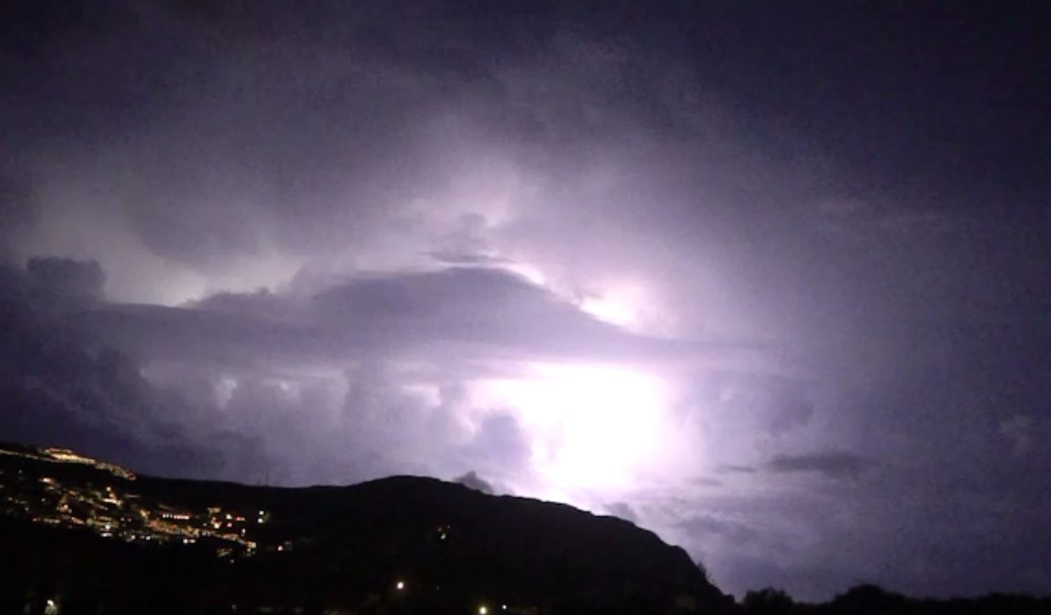 Μπάλλος: Οι κεραυνοί έκαναν τη νύχτα μέρα στη Μύκονο- Εντυπωσιακό ΒΙΝΤΕΟ