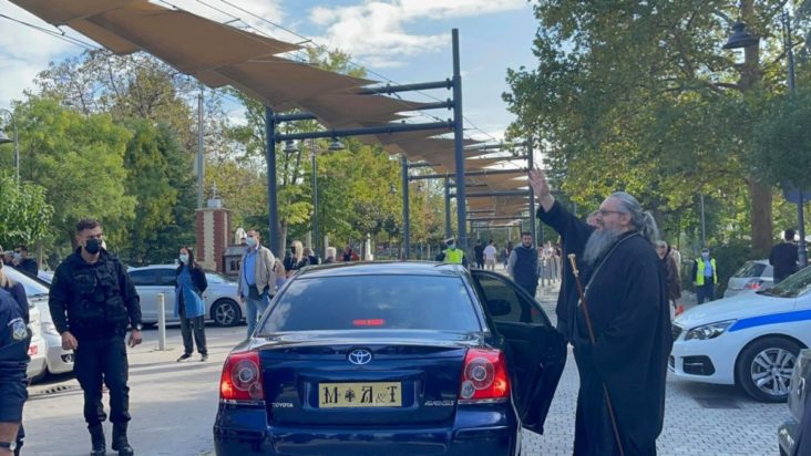 Λάρισα-Μητροπολίτης-διαμαρτυρίες