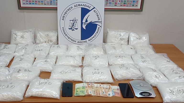 Πειραιάς: Δύο συλλήψεις σε διαμέρισμα με 31 κιλά κρυσταλλικής μεθαμφεταμίνης