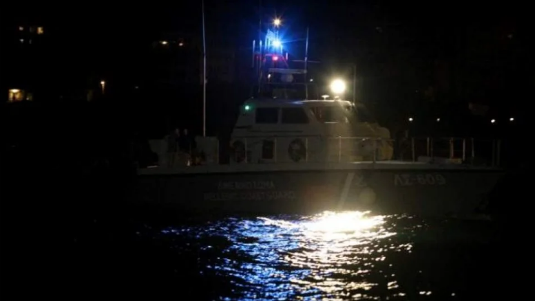 Στο λιμάνι της Χίου ρυμουλκείται το φορτηγό πλοίο που έπλεε ακυβέρνητο δυτικά του νησιού