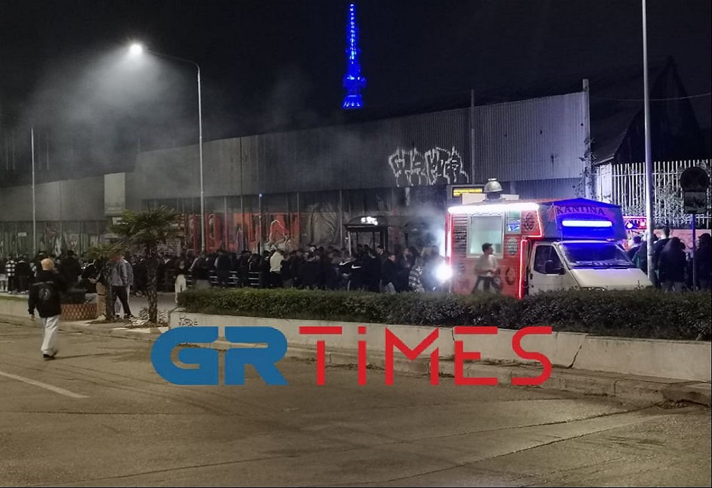 Θεσσαλονίκη: Αδιανόητη ουρά για μια συναυλία χωρίς να τηρούνται τα μέτρα