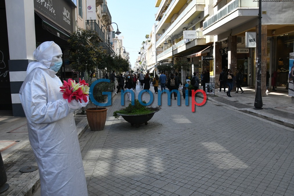Πάτρα: Γέννησε το μωρό της στον πεζόδρομο
