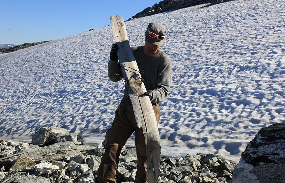 Νορβηγία: Ανακαλύφθηκε το αρχαιότερο ζευγάρι ξύλινων πέδιλων σκι – Έμειναν θαμμένα για 1.300 χρόνια