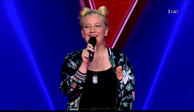 The Voice: Οι κριτές συγκινημένοι αγκαλιάζουν παίκτρια με πρόβλημα όρασης